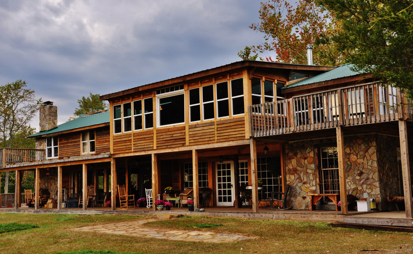 Photo of back of Singletree Inn by Hanging Rock